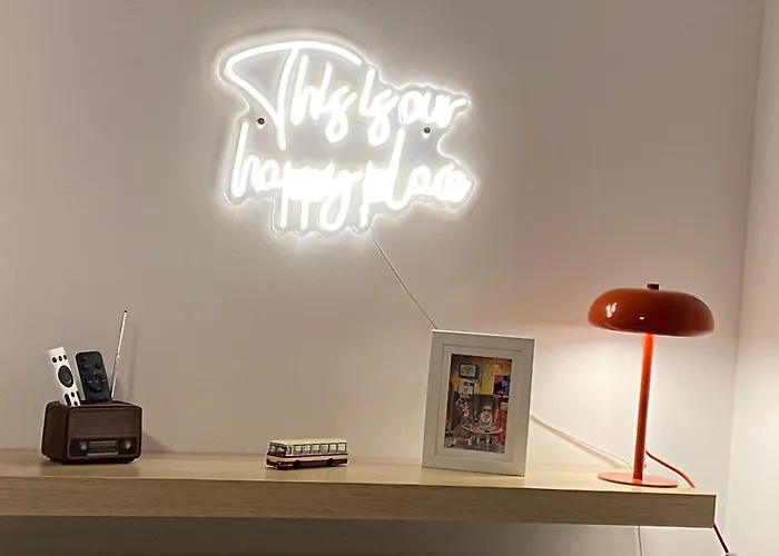 Apartament Zene Vinyl Record Player & Projector *