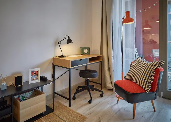Apartament Zene Vinyl Record Player & Projector *