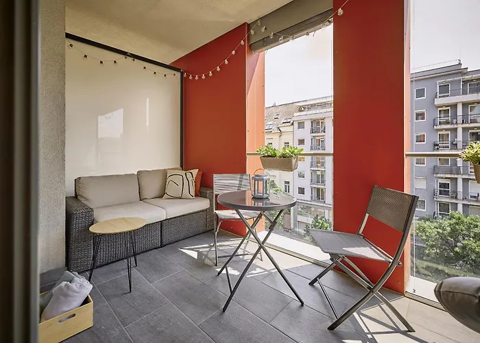 Apartament Zene Vinyl Record Player & Projector