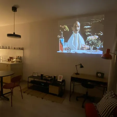 Apartamento Zene Vinyl Record Player & Projector