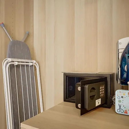 Zene Vinyl Record Player & Projector Apartment