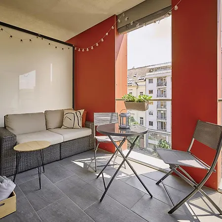 Apartment Zene Vinyl Record Player & Projector