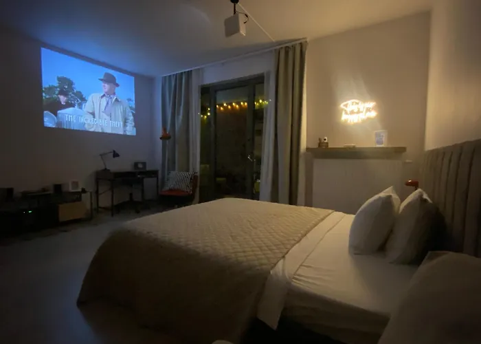 Zene Vinyl Record Player & Projector