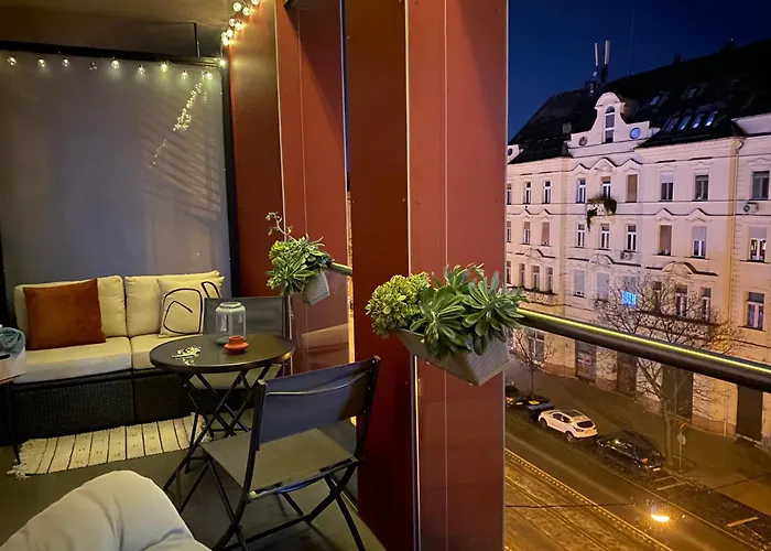 Zene Vinyl Record Player & Projector