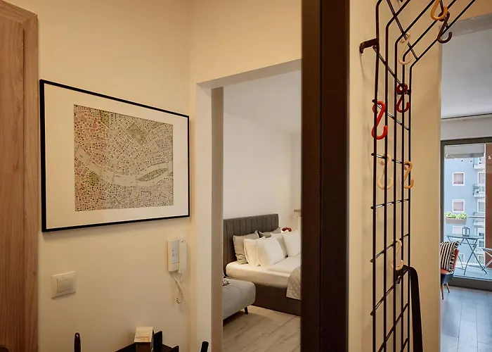 Zene Vinyl Record Player & Projector Budapeste