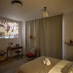 아파트 Zene Vinyl Record Player & Projector *