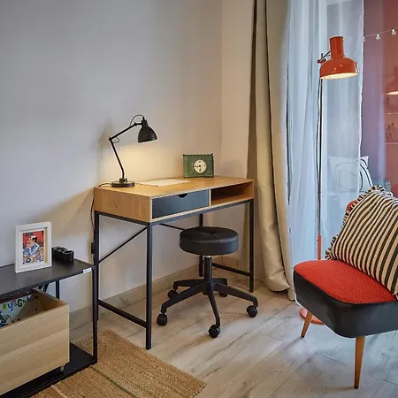 דירה Zene Vinyl Record Player & Projector *