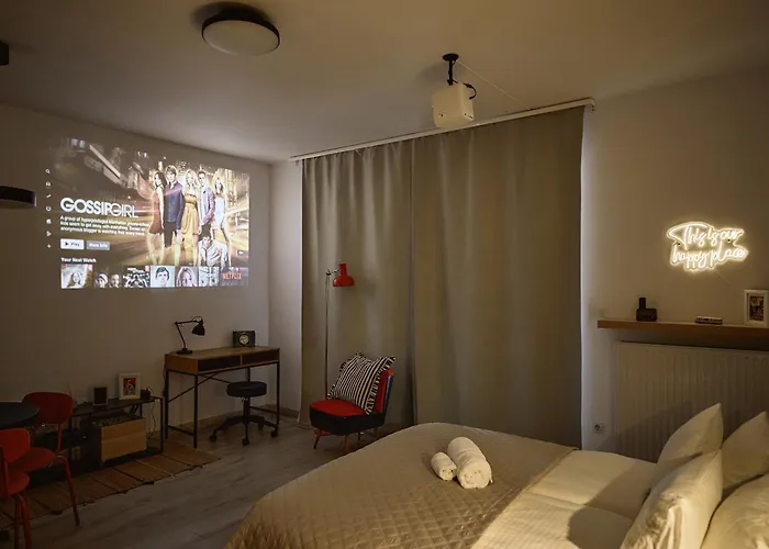 דירה Zene Vinyl Record Player & Projector *
